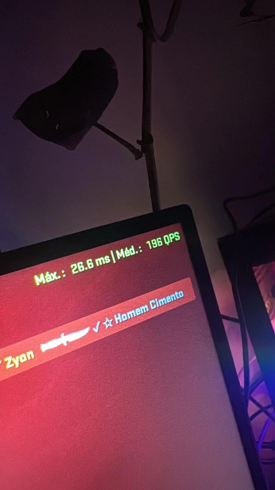 Print do jogo mostrando 196 FPS de média com o mapa cheio de jogadores