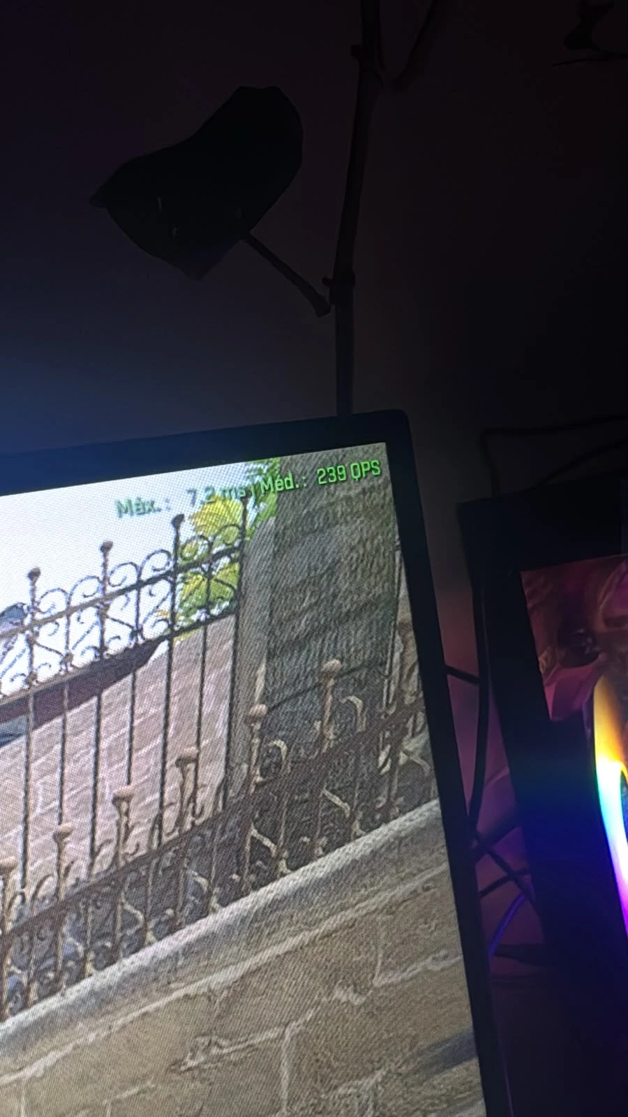 Print do jogo mostrando 239 FPS de média no mapa Mirage