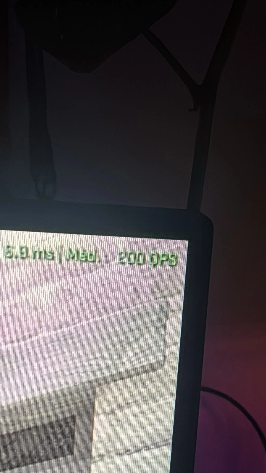 Print do jogo mostrando 200 FPS de média